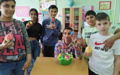 УЧЕНИЦИ КОМБИНОВАНОГ ОДЕЉЕЊА РАДУЈУ СЕ УСКРСУ!